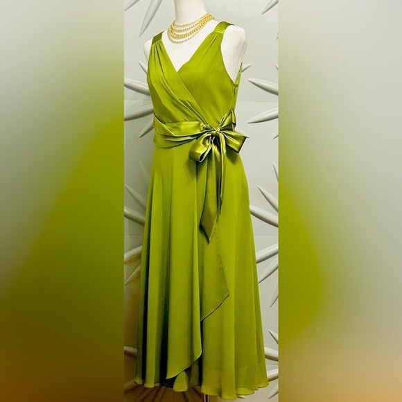 Evan Picone Dresses & Skirts - Evan Picone SZ 10 green faux wrap sleeveless dress. Bust 32”-40”, waist 32” EUC.